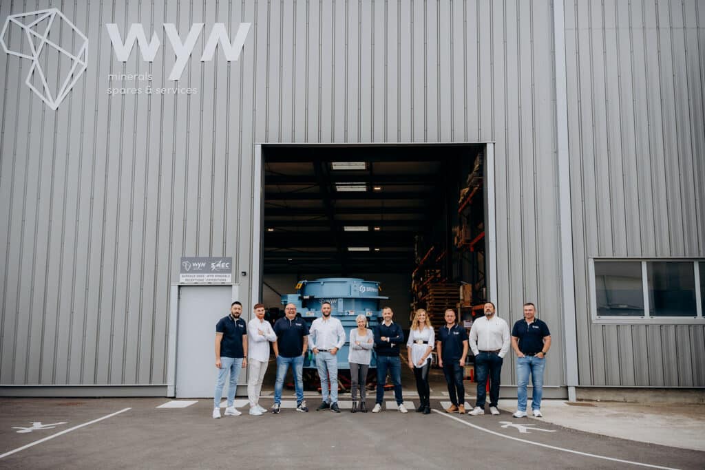 Équipe WYN Minerals devant hangar Bellegarde