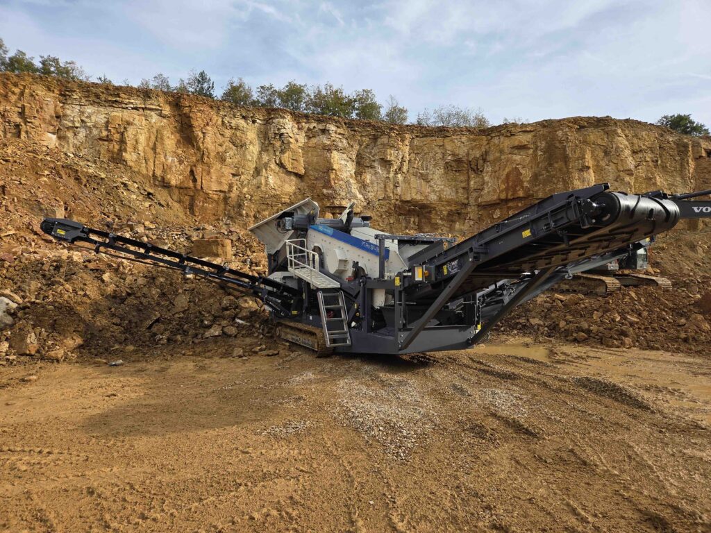 Voici les textes optimisés pour "Groupe mobile de concassage sur chenilles WYN Minerals SP08D sur site". Photo spécifique : SP-08D sur site text Alt: Groupe mobile de scalpage Powertrack PT Pro SP-08D sur chenilles WYN Minerals en production chantier