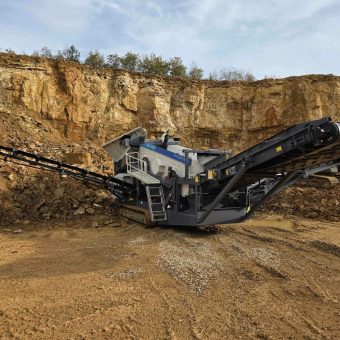 Voici les textes optimisés pour "Groupe mobile de concassage sur chenilles WYN Minerals SP08D sur site". Photo spécifique : SP-08D sur site text Alt: Groupe mobile de scalpage Powertrack PT Pro SP-08D sur chenilles WYN Minerals en production chantier